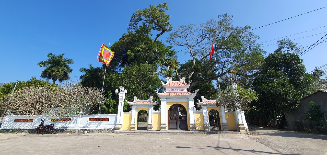 cổng tam quan của đền kỳ sầm 