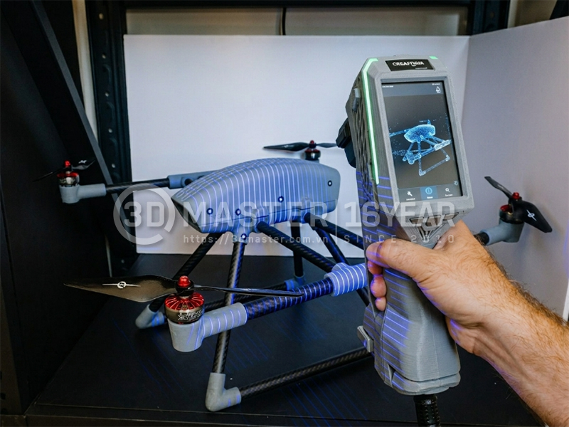 Mô hình UAV có nhiều bề mặt cong và chi tiết khí động học phức tạp 